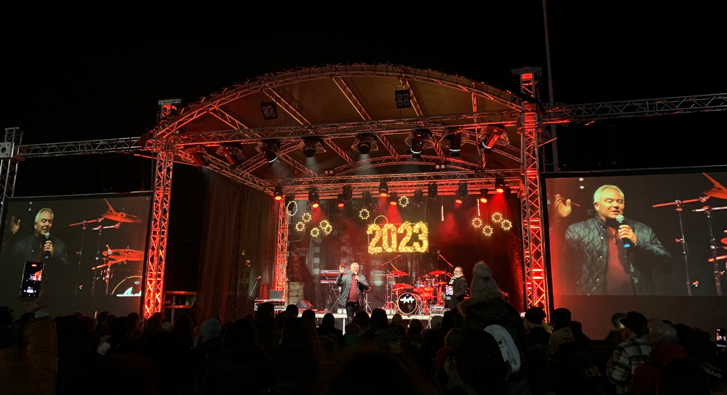 Плевен посрещна Новата 2023-та година на площад Възраждане/СНИМКИ/